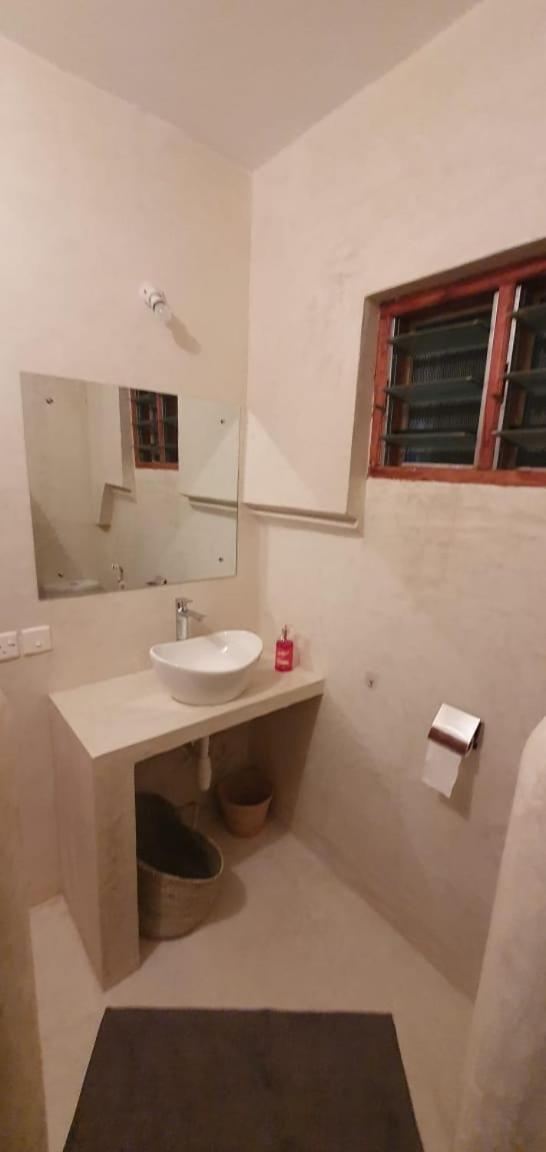 Kaleb'S Beachfront Serviced Studio Apartments 말린디 외부 사진