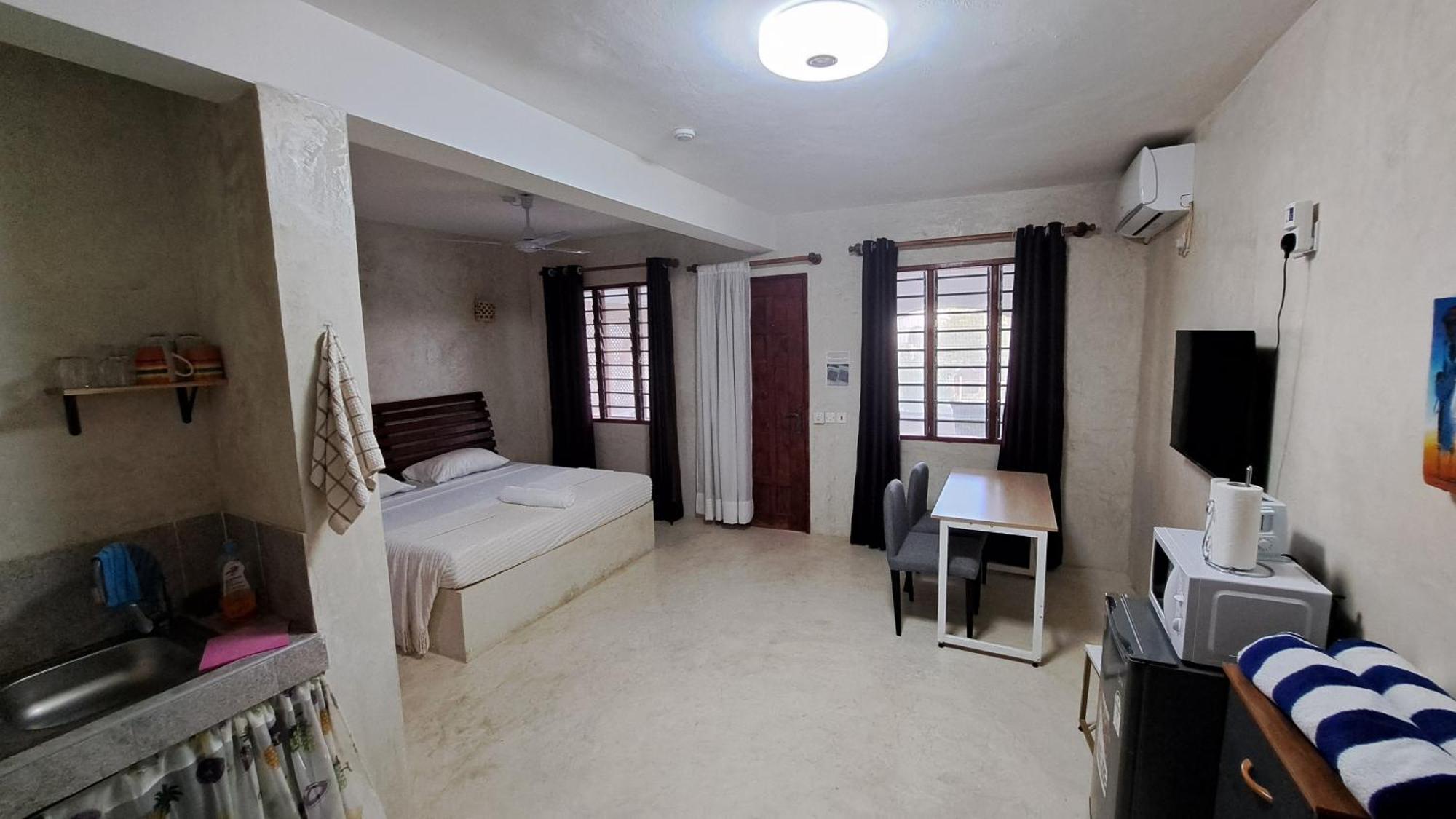 Kaleb'S Beachfront Serviced Studio Apartments 말린디 외부 사진