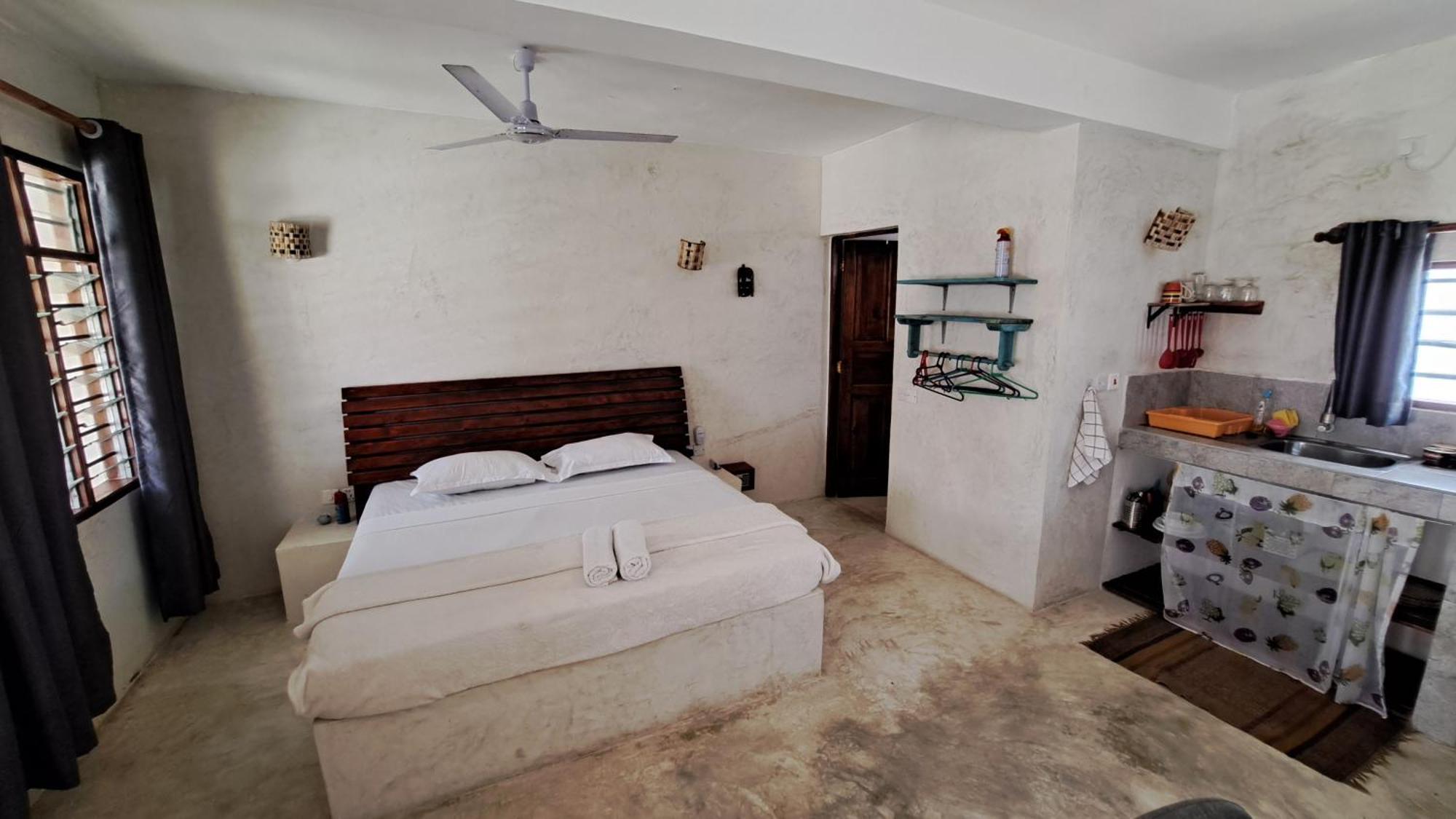 Kaleb'S Beachfront Serviced Studio Apartments 말린디 외부 사진