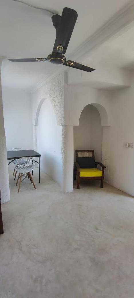 Kaleb'S Beachfront Serviced Studio Apartments 말린디 외부 사진