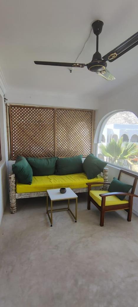 Kaleb'S Beachfront Serviced Studio Apartments 말린디 외부 사진